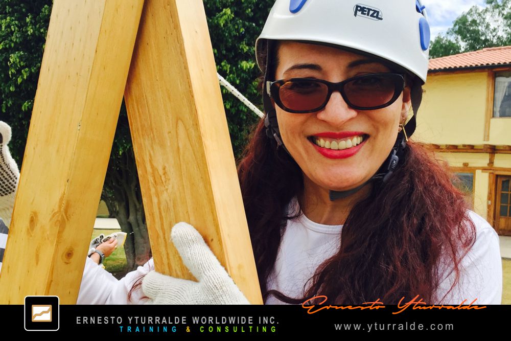 Dinámicas experienciales con Cuerdas Bajas para fortalecer la motivación y el compromiso laboral